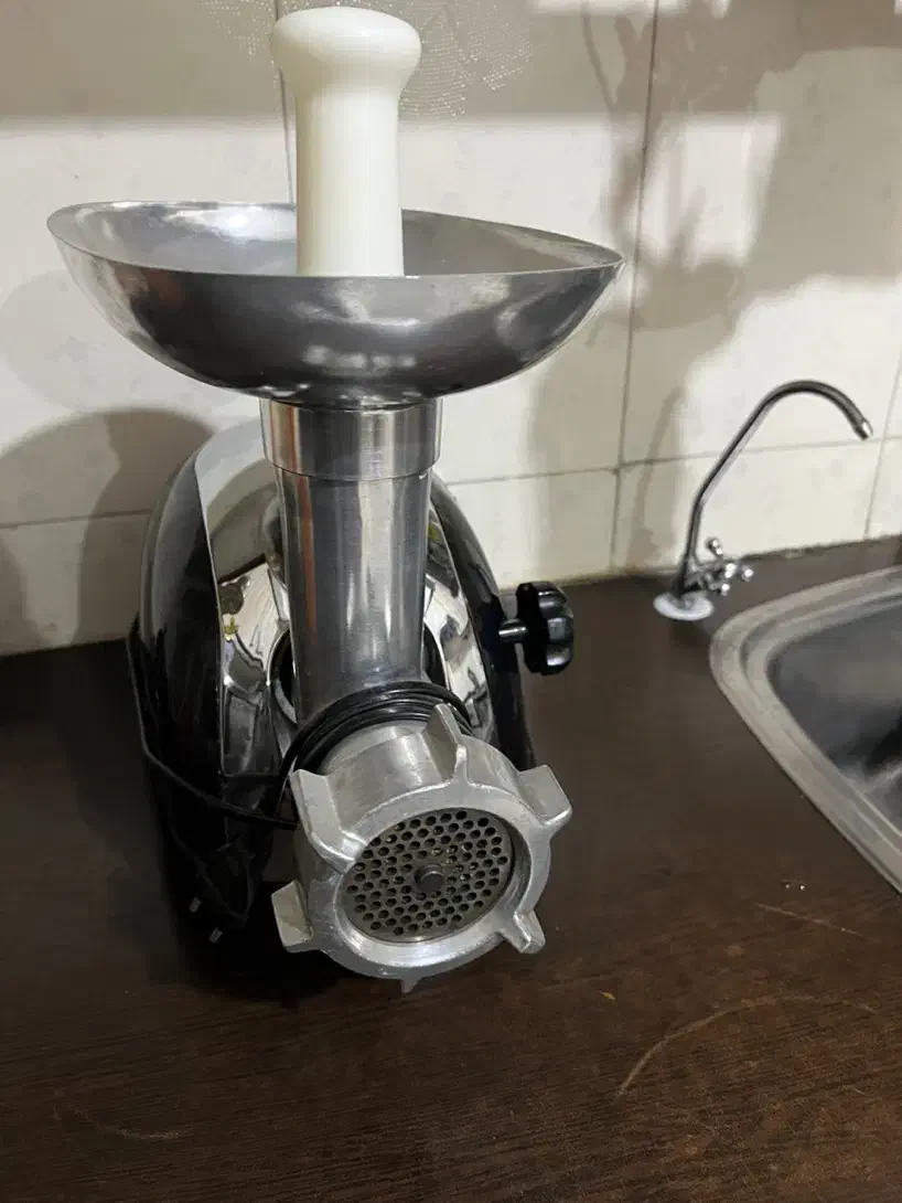 چرخ گوشت|خردکن، آسیاب، غذاساز|باغستان, |دیوار