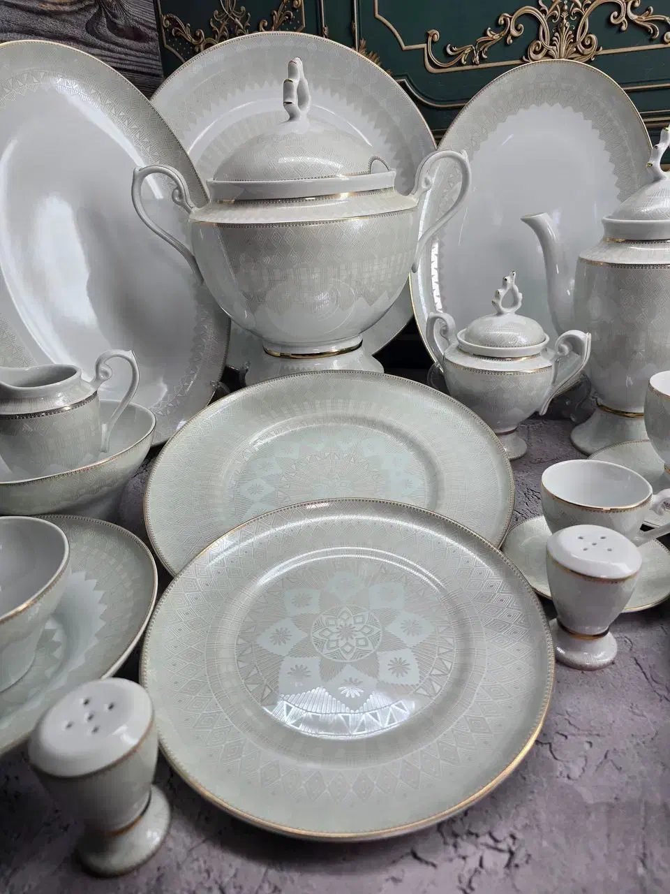 چینی لورین طرح طلاکوب|ظروف سرو و پذیرایی|قم, هفت تیر|دیوار