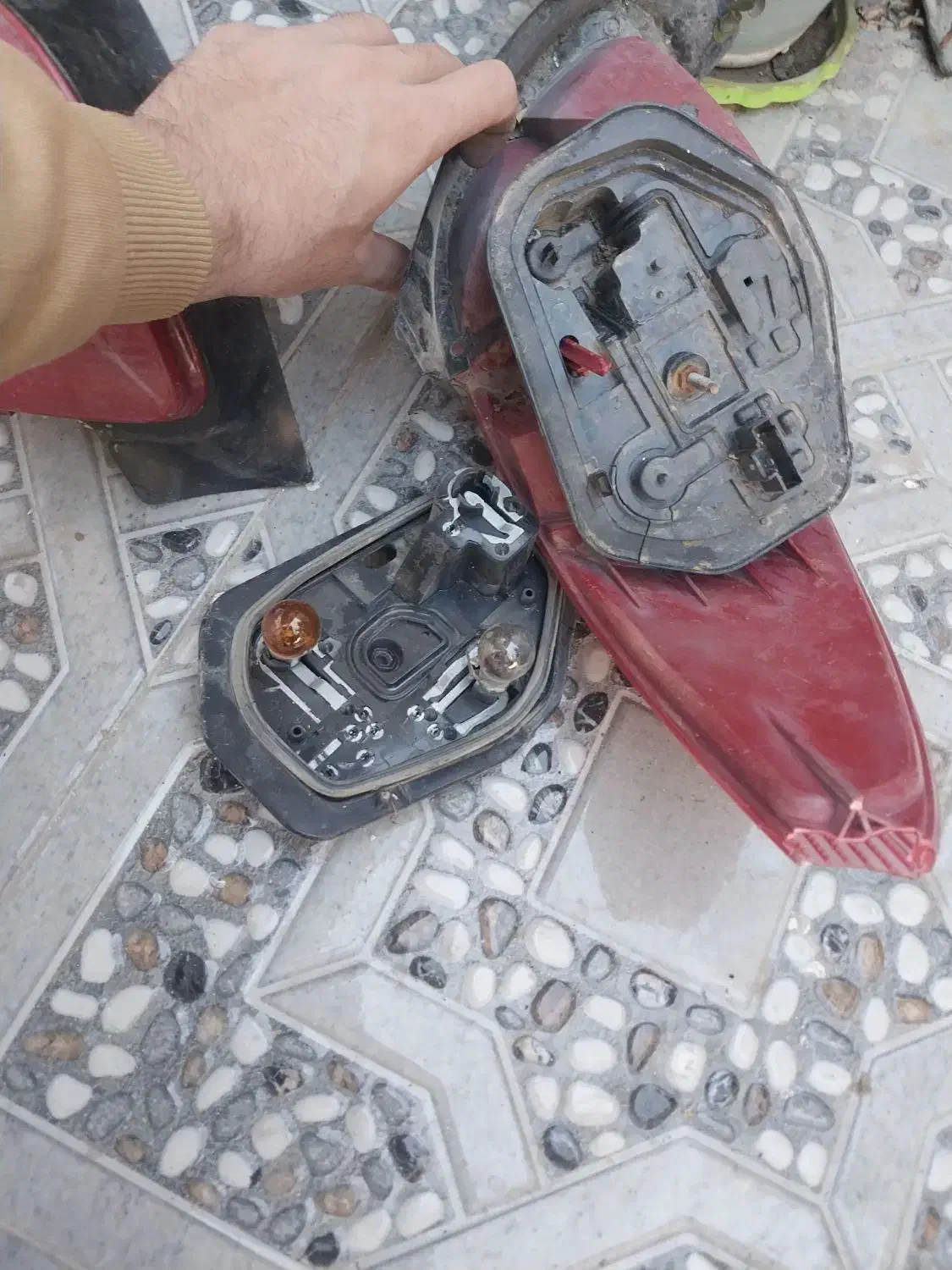 چراغ خطر عقب ۲۰۶ فرانسوی با کیت و لامپ|قطعات یدکی و لوازم جانبی|شیراز, شهرک بهار|دیوار