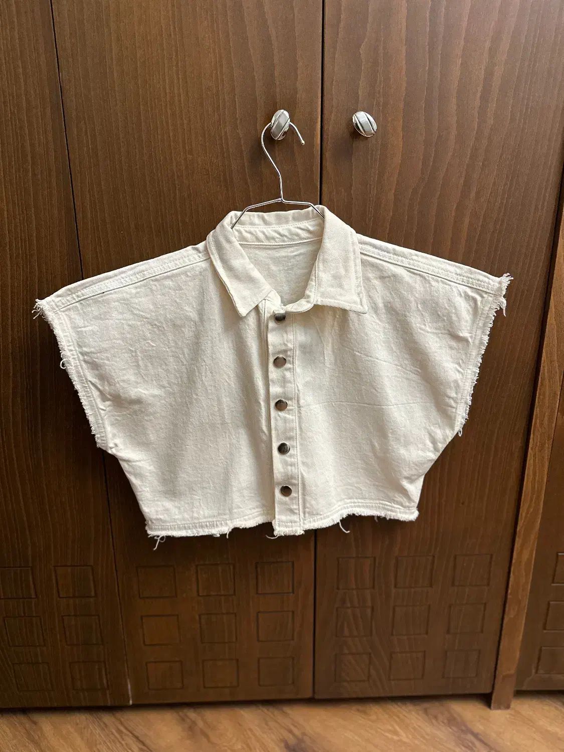 نیم تنه|لباس|شیراز, قصرالدشت|دیوار