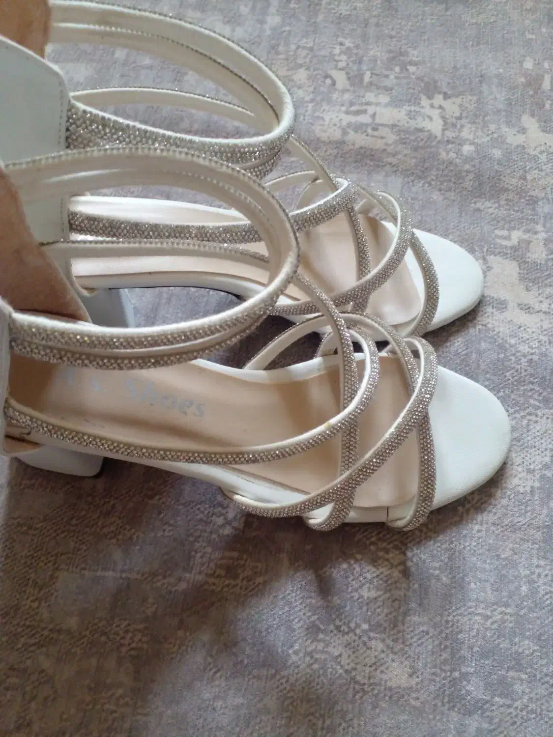 کفش|کیف، کفش، کمربند|شاهین دژ, |دیوار