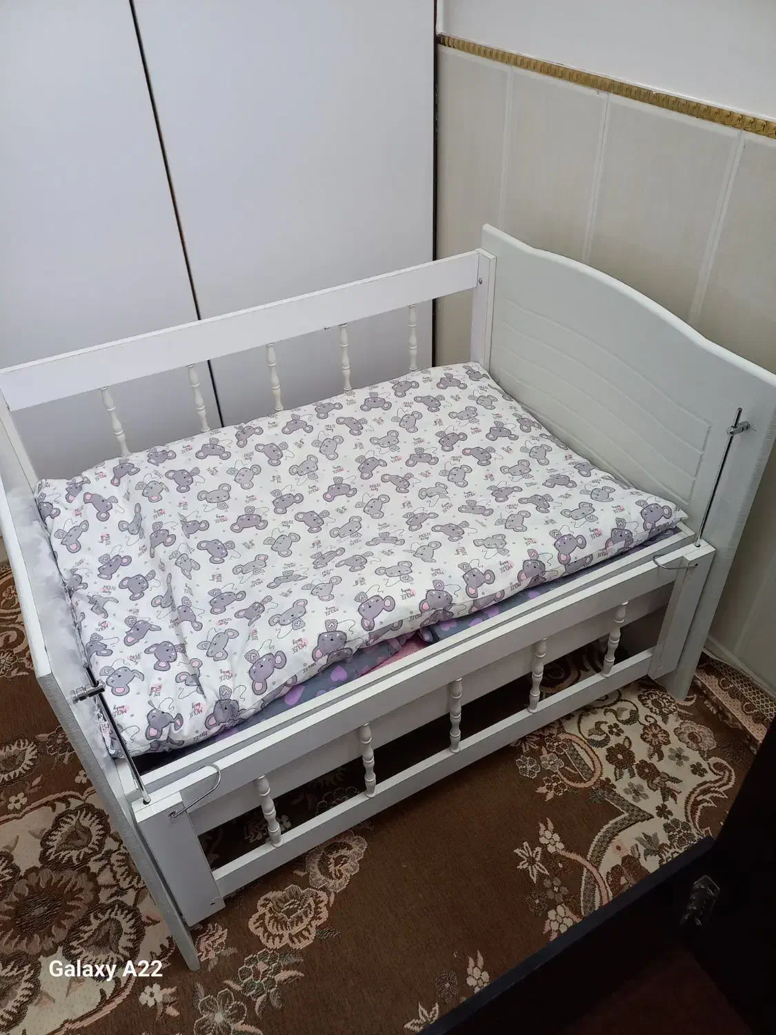 تخت نوزاد|تخت و صندلی بچه|قم, باغ کرباسی|دیوار