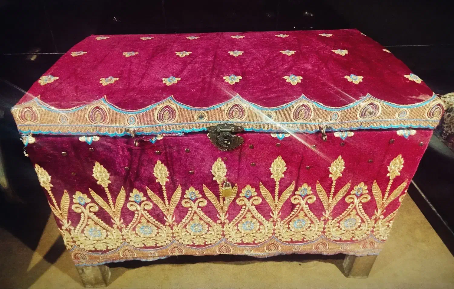 یک عدد صندوق قدیمی سالم|صنایع دستی و سایر لوازم تزئینی|یزد, |دیوار