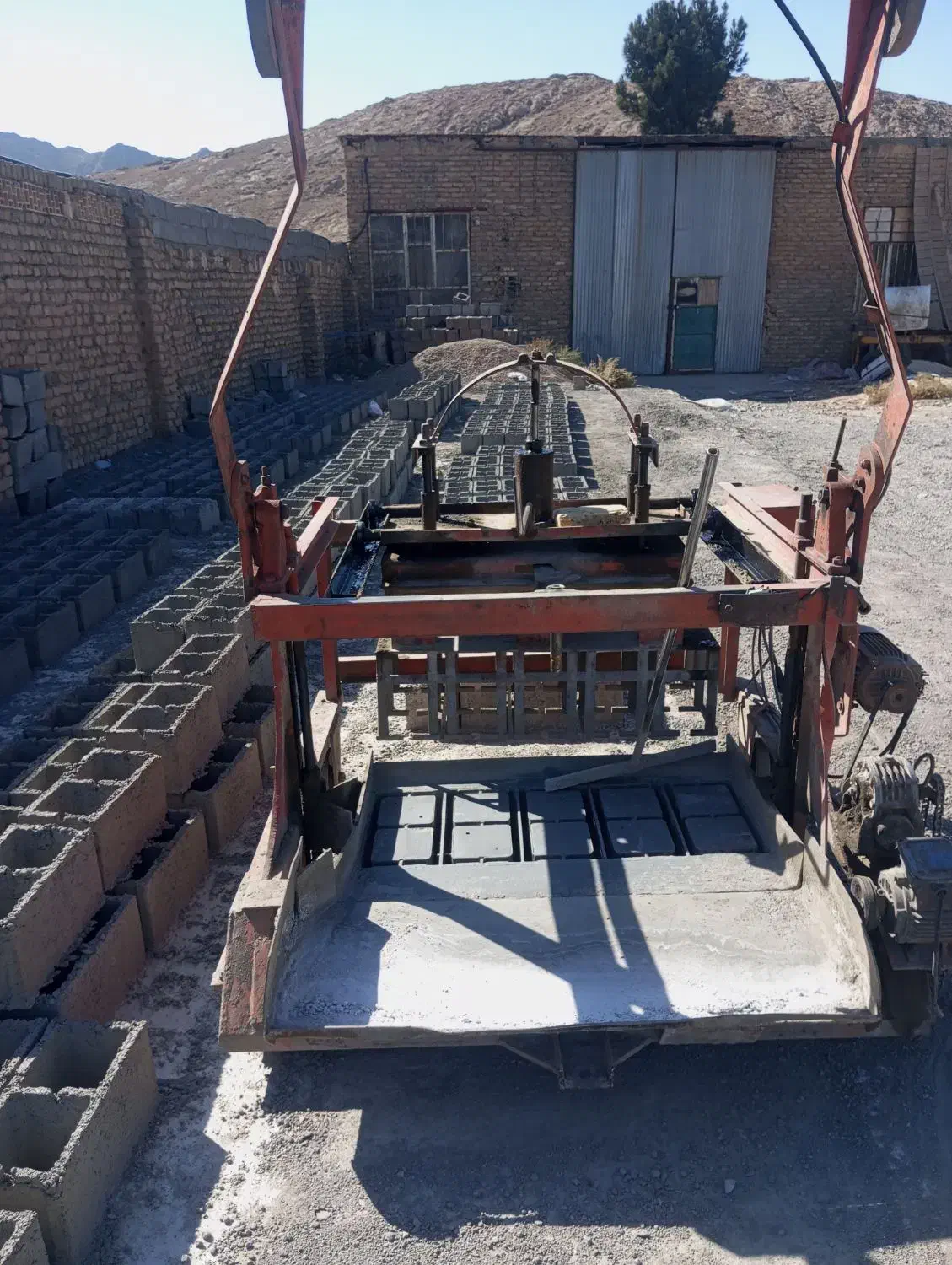 کارگر زبده جهت کار در کارگاه بلوکه زنی سیمانی|استخدام معماری، عمران و ساختمانی|خواف, |دیوار