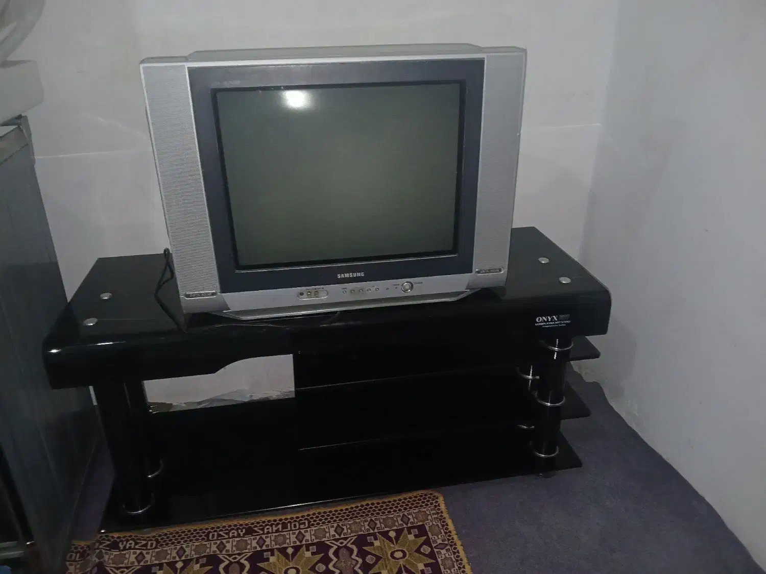 تلویزیون و میز ویک عدد دستگاه دیجیتال|تلویزیون و پروژکتور|سنندج, |دیوار