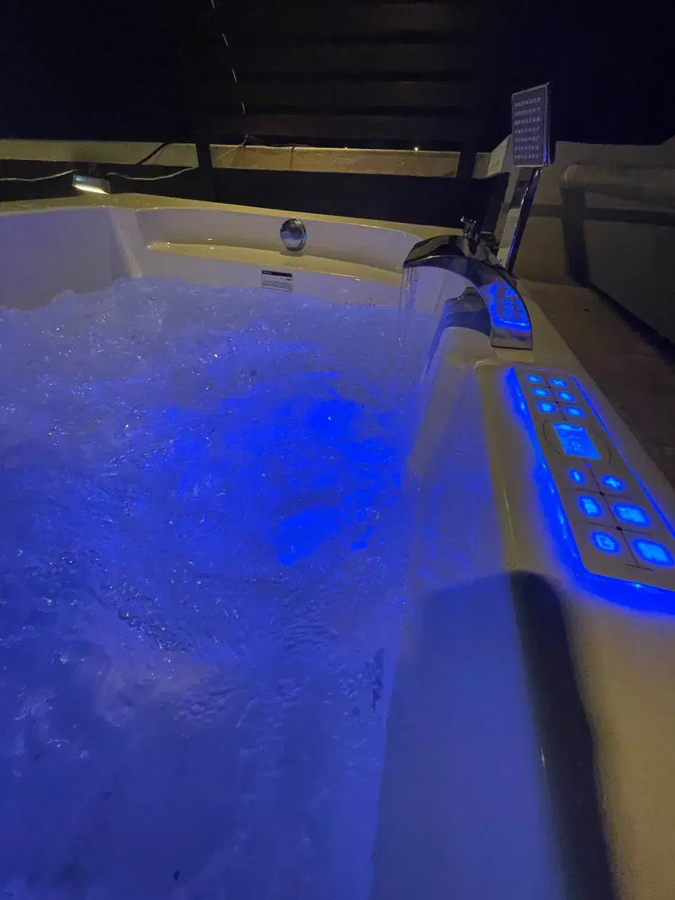 اجاره ویلا سه خوابه (خاص و استثنایی)|اجارهٔ کوتاهمدت ویلا و باغ|کیش, |دیوار