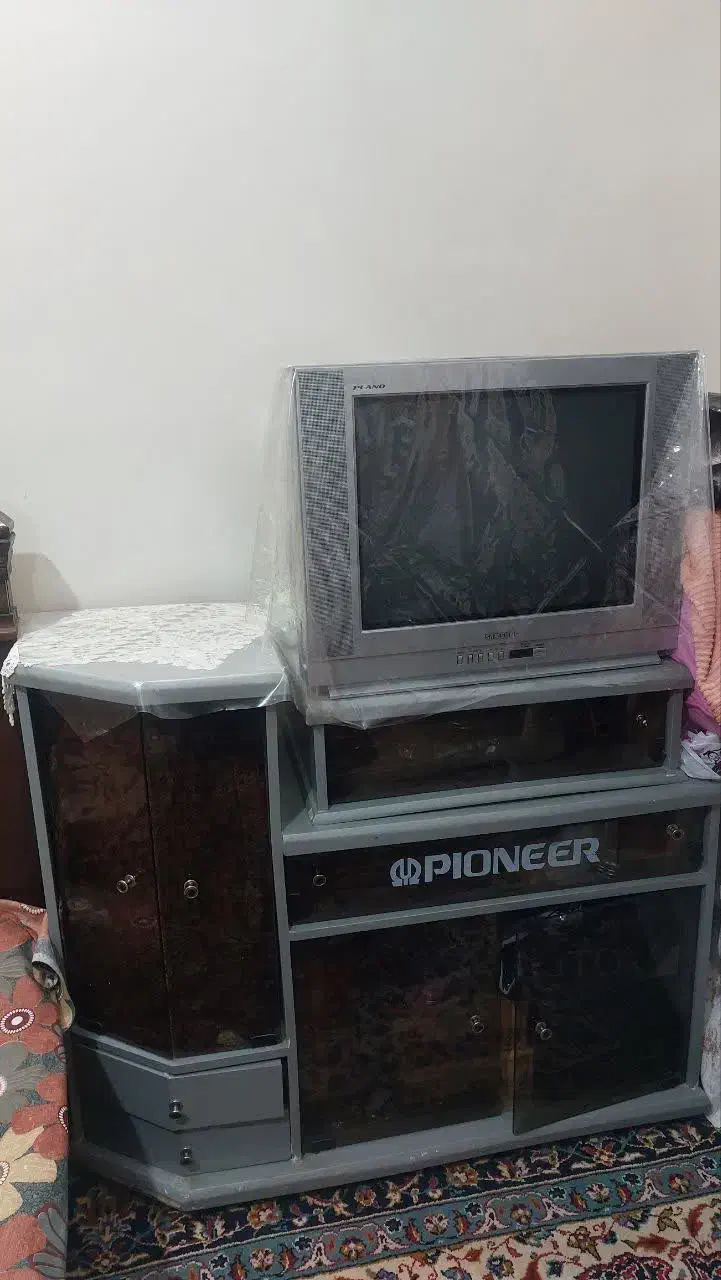 فروش یکدستگاه تلویزیون سامسونگ ومیز زیرش|تلویزیون و پروژکتور|اصفهان, درب کوشک|دیوار