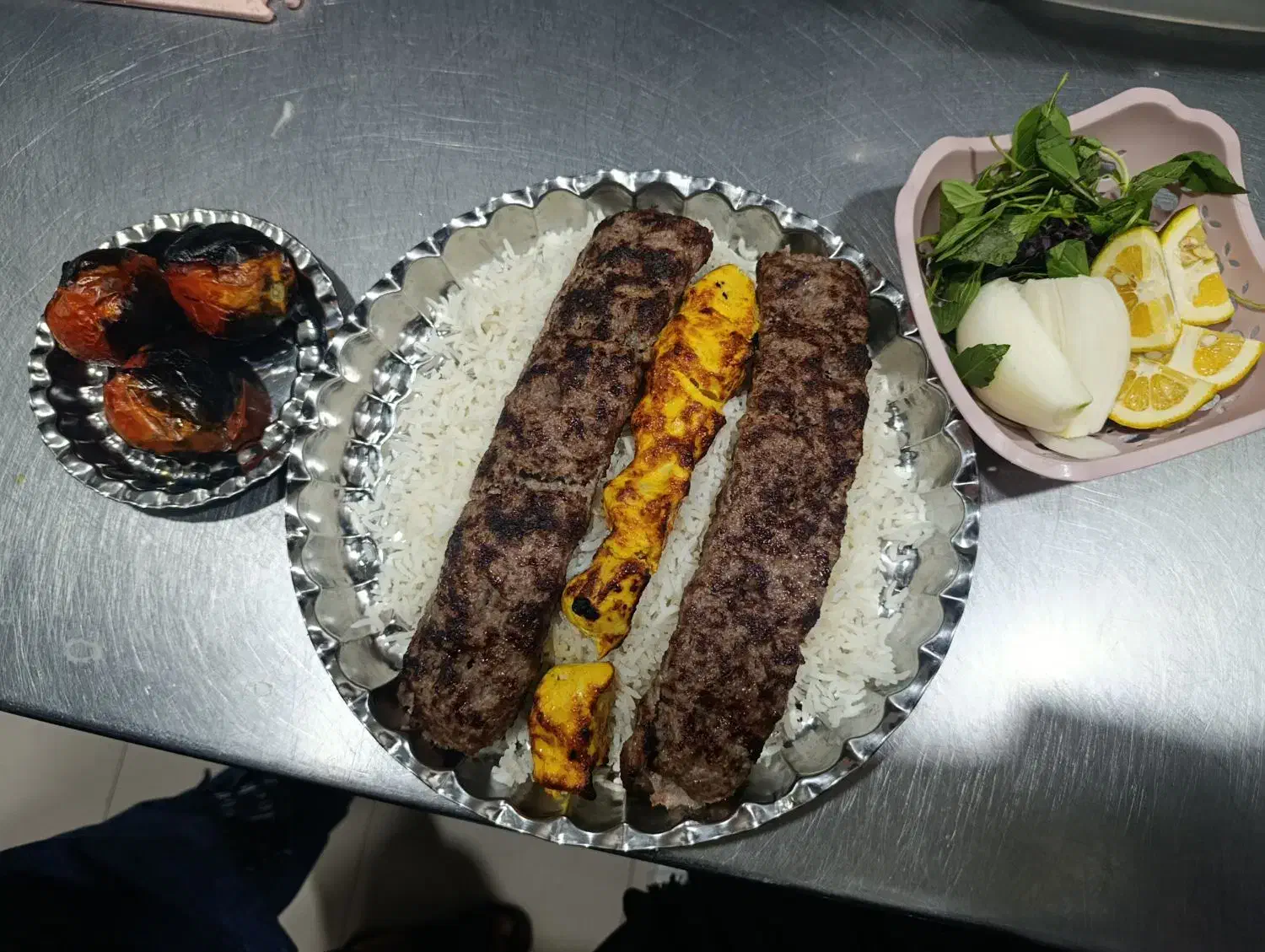 نیازمند نیروی کار در رستوران|استخدام خدمات فروشگاه و رستوران|شیراز, طلاب|دیوار