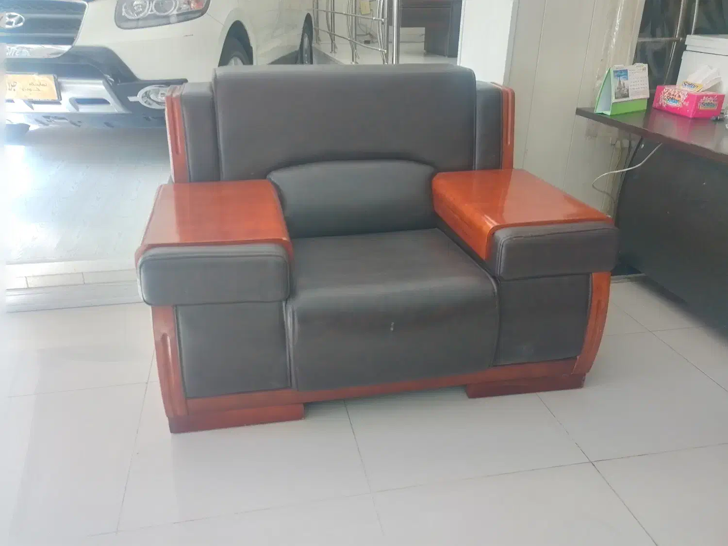 مبل راحتی چرم|مبلمان خانگی و میز عسلی|اصفهان, کارلادان|دیوار