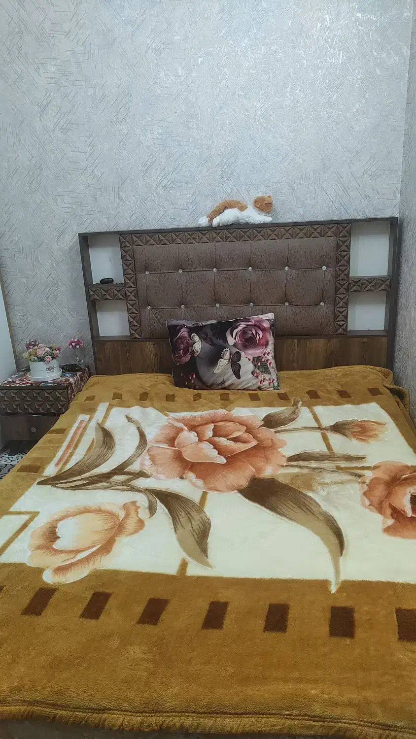 تخت دونفره دارای پاتختی میز آرایش|تخت و سرویس خواب|قرچک, زیبا شهر|دیوار
