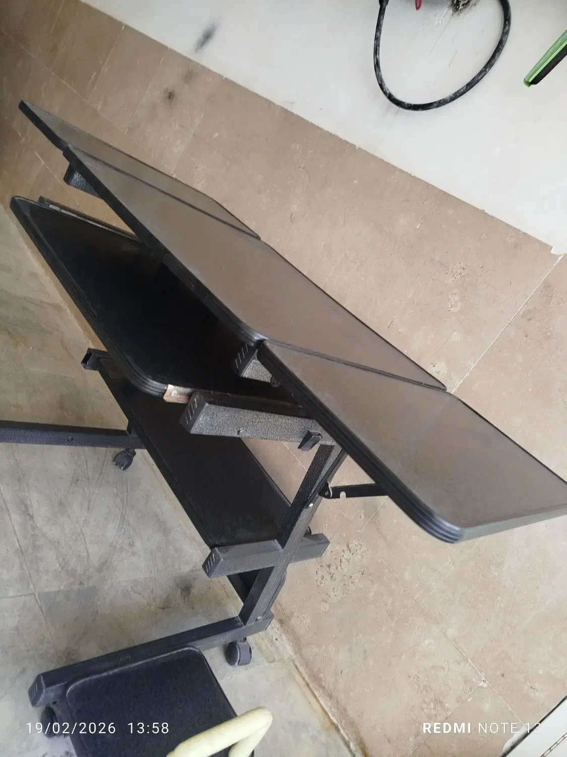 یک میز|میز تحریر و کامپیوتر|قم, نیروگاه|دیوار