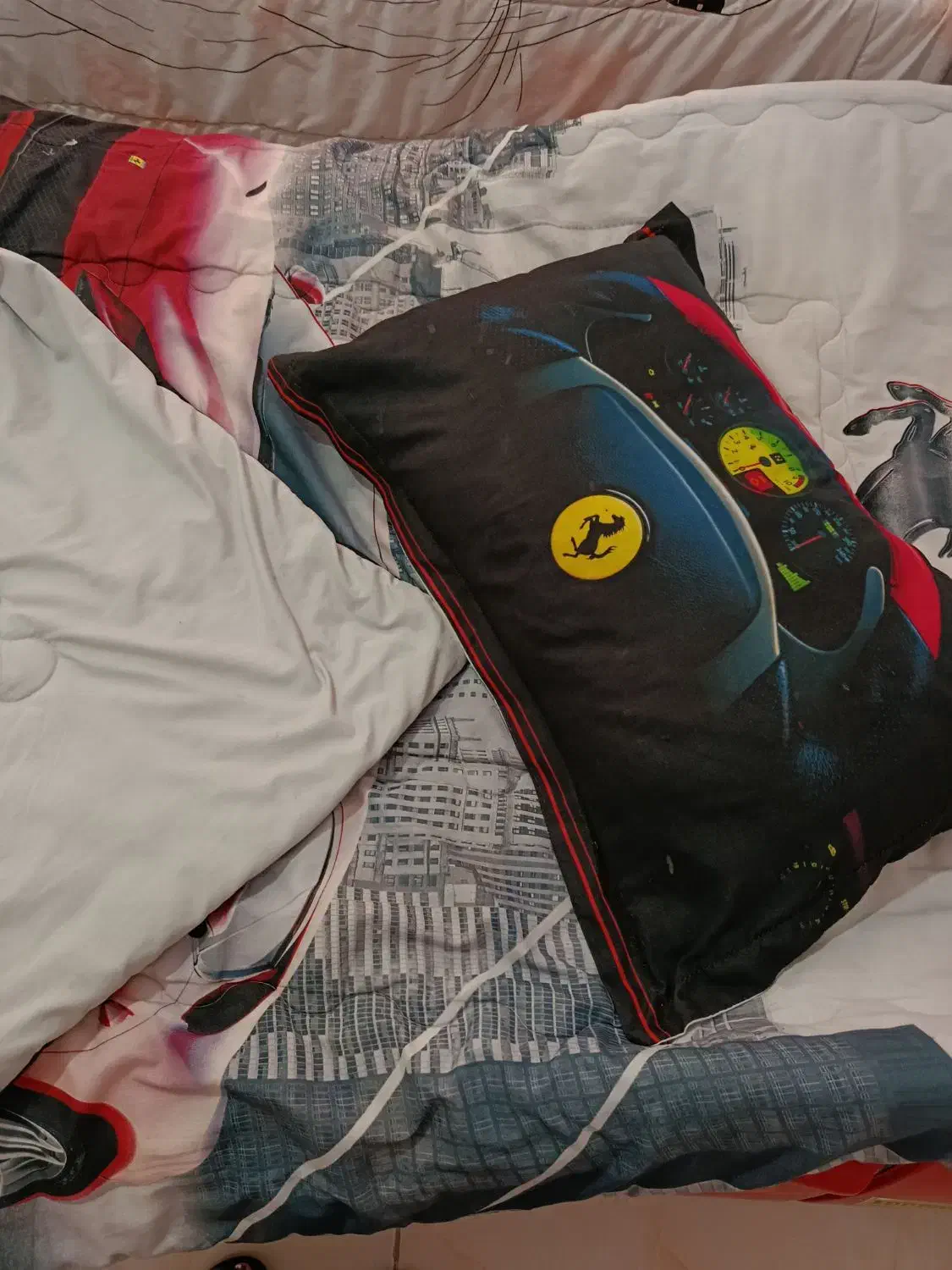 رو تختی فراری.۲تا روبالشتی. ۱ ملافه. سالم|سرویس روتختی|گرمدره, |دیوار