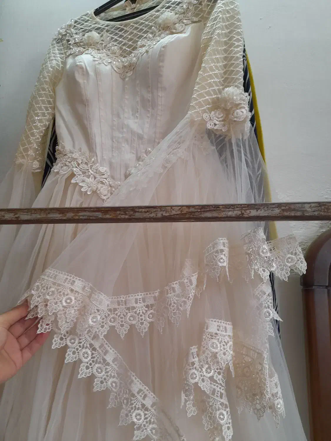 لباس مجلسی|لباس|میانه, |دیوار