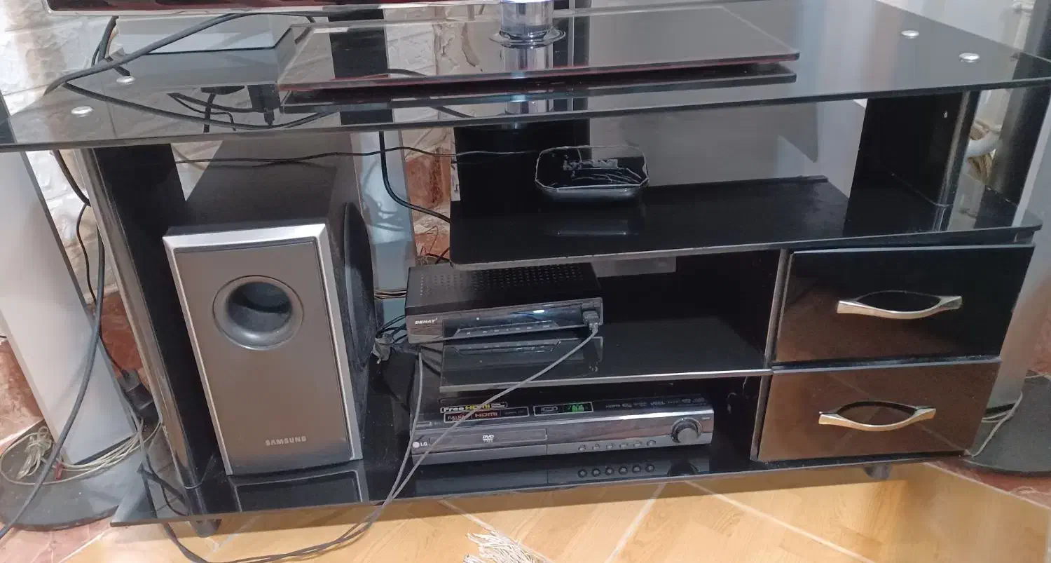 تلویزیون ۴۰ اینچ اصل کره به همراه میز تلویزیون|تلویزیون و پروژکتور|بندر انزلی, لیچارگی حسن رود|دیوار