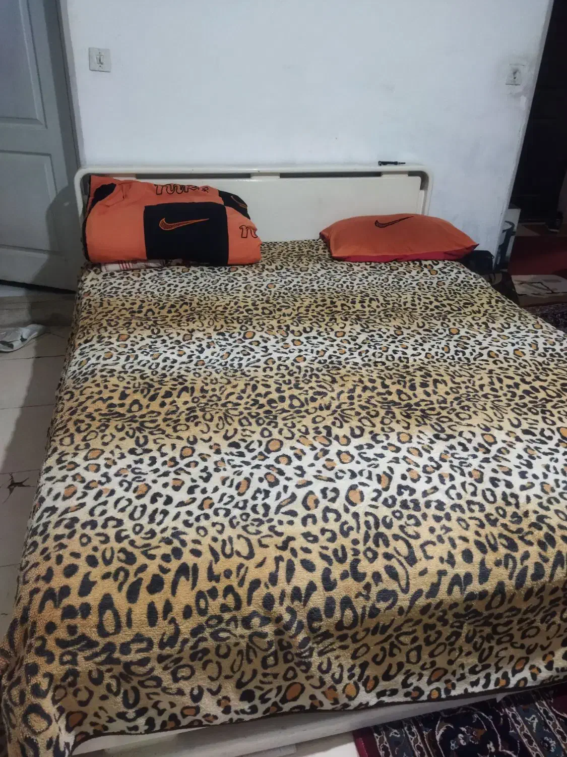 تخت خواب دو نفره|تخت و سرویس خواب|پرند, فاز ۴|دیوار