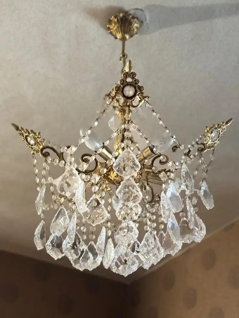 لوستر بدنه برنز شش شاخه و یک جفت لوستر سقفی|لوستر و چراغ آویز|اهواز, شهرک نفت|دیوار