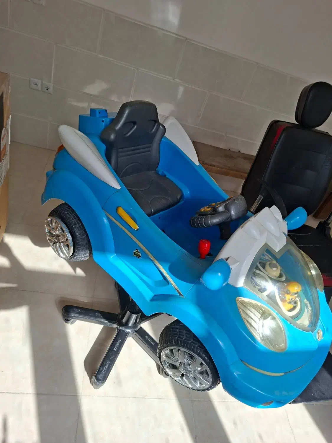 ویترین و صندلی و صندلی ماشینی کودک|آرایشگاه و سالن‌های زیبایی|خمینی‌شهر, |دیوار