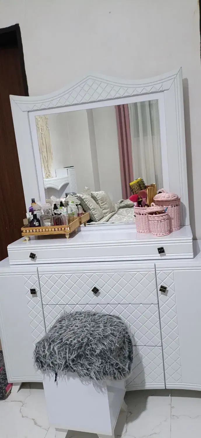 یه عدد تخت و میز آینه آرایش دورتادور باکس|تخت و سرویس خواب|کهریزک, |دیوار