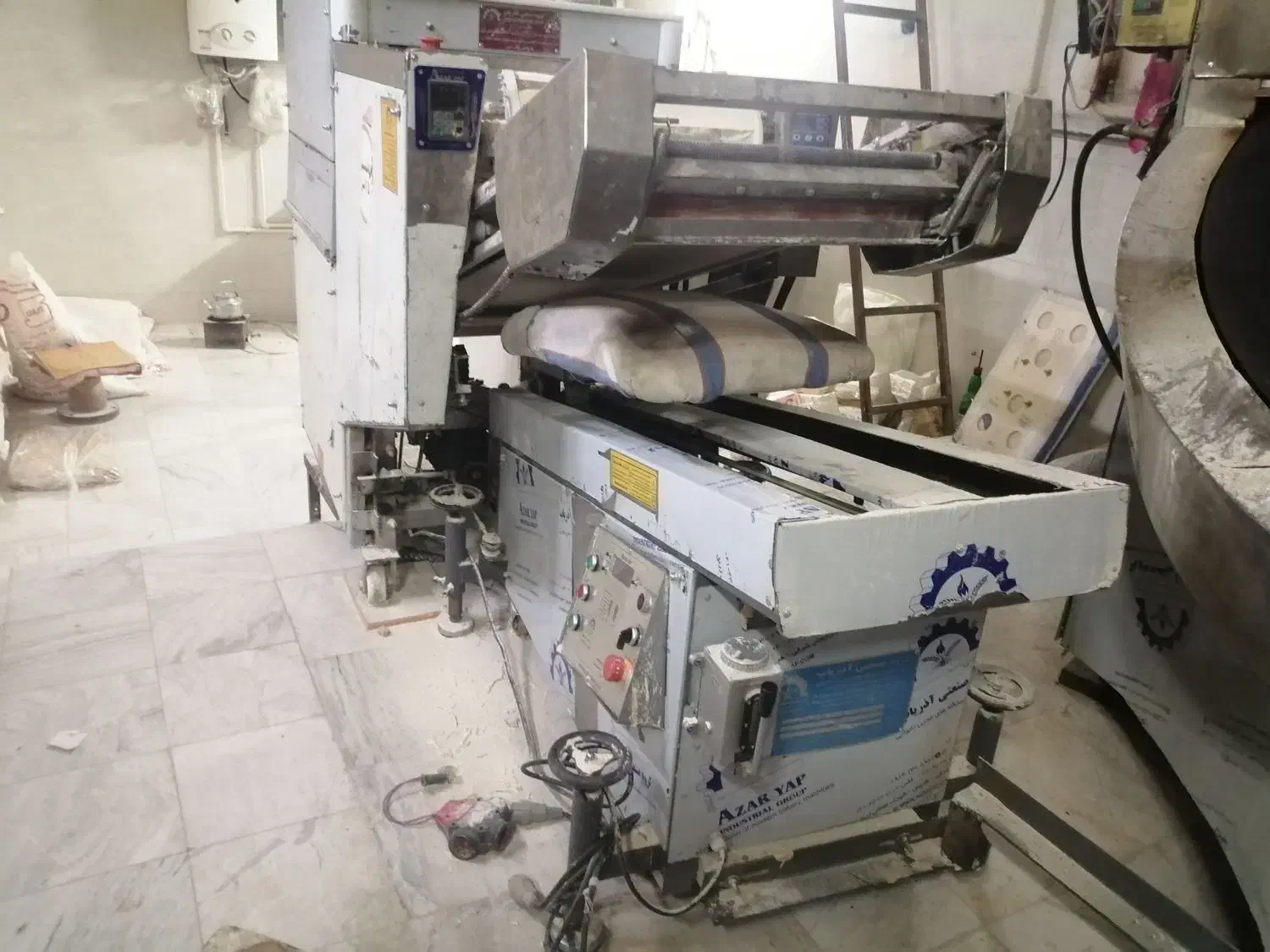 ربات سه کاره آذریاپ|ماشینآلات صنعتی|کمیجان, |دیوار