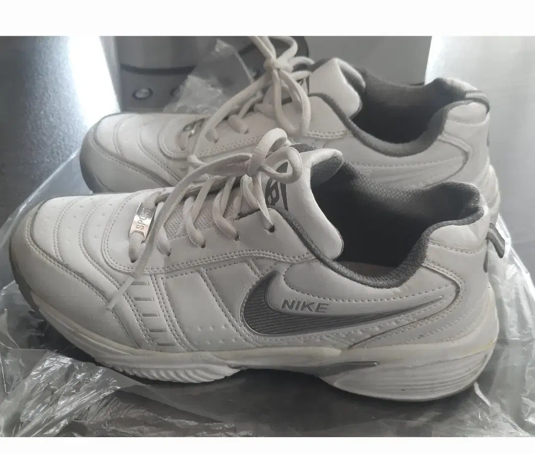 کتانی نایک  زنانه سایز ۴۰|کیف، کفش، کمربند|ری, شهید غیوری (ابن باویه)|دیوار