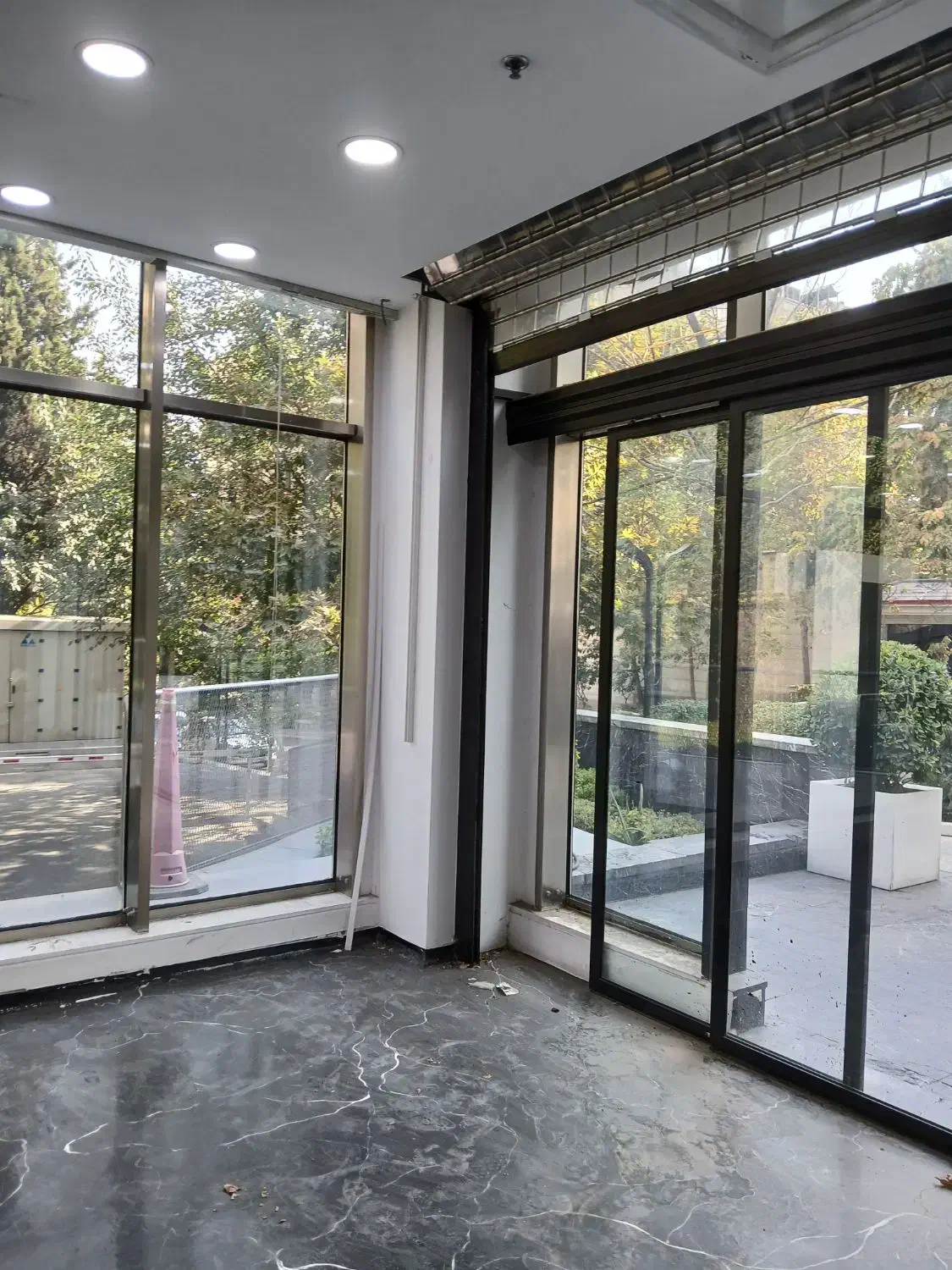 تجاری زعفرانیه ۱۵۰ متر سه بر تابلو خور|اجارهٔ مغازه و غرفه|تهران, زعفرانیه|دیوار