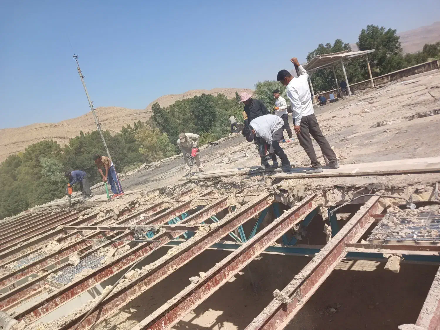 تخریب ساختمان کندکو  شیب بندی کاشی کاری .چاه مغنی|خدمات پیشه و مهارت|شیراز, زرهی|دیوار