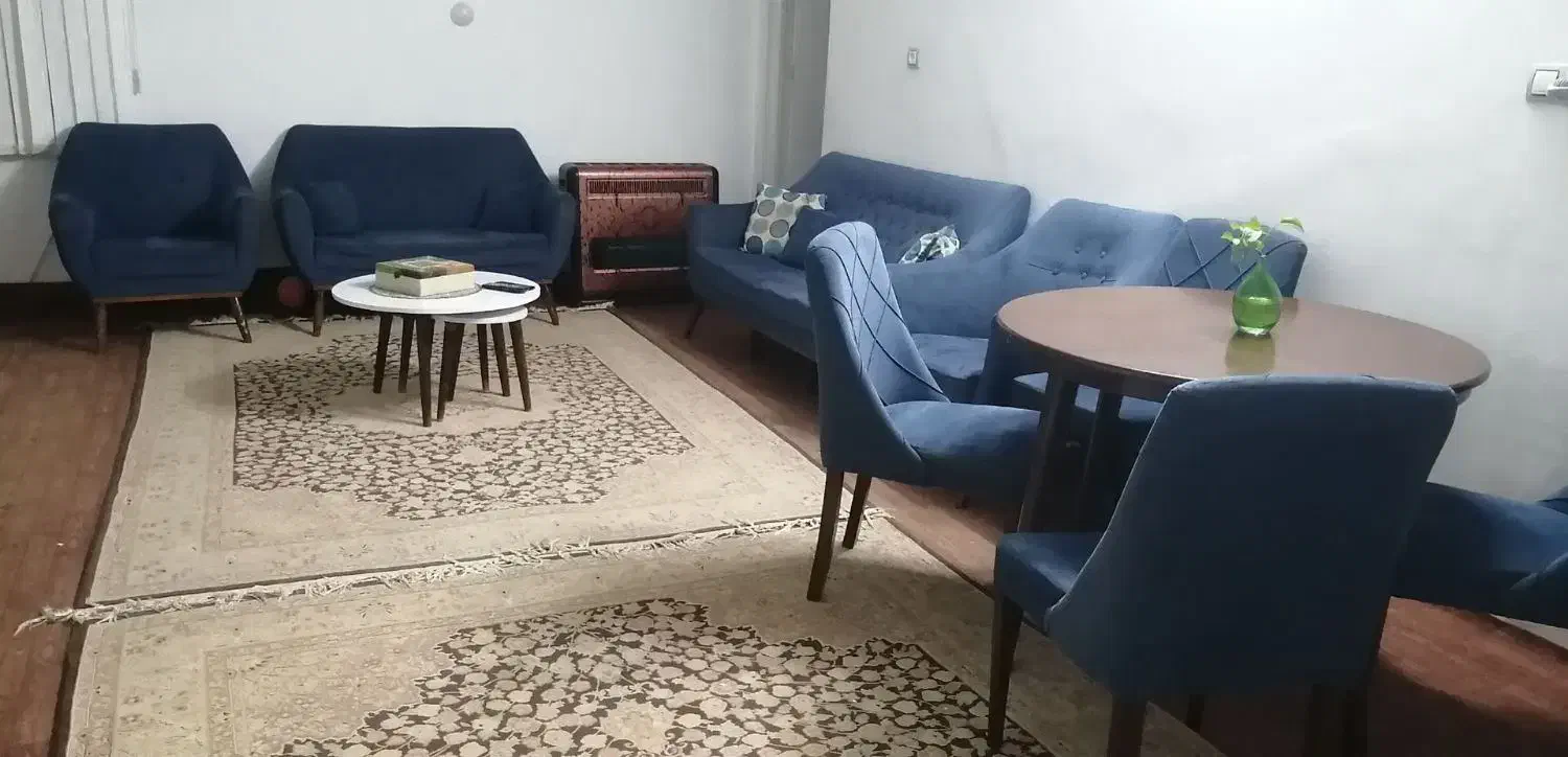 مبل ۷نفره و جلو مبلی و میز غذا خوری ۴نفره سالم|مبلمان خانگی و میز عسلی|خرمدره, |دیوار