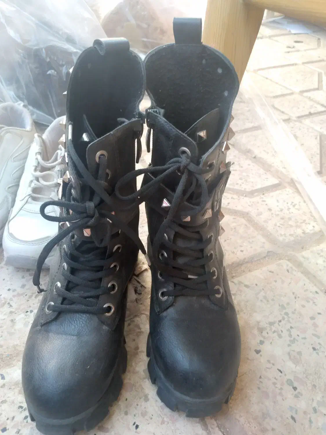 دوعدد کفش|کیف، کفش، کمربند|گناباد, |دیوار