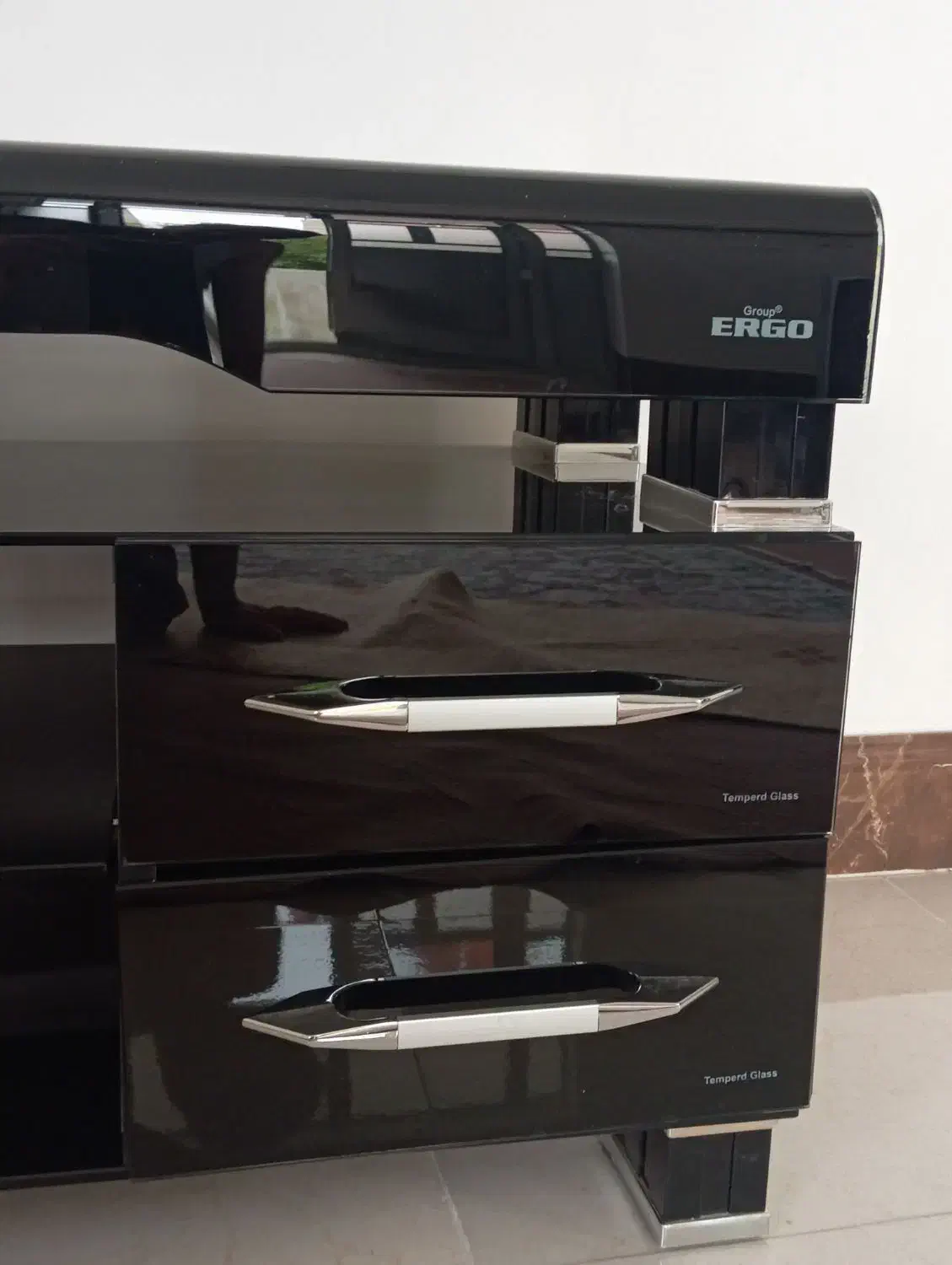 میز تلویزیون شیشه ای تمیز|میز تلویزیون|بومهن, |دیوار