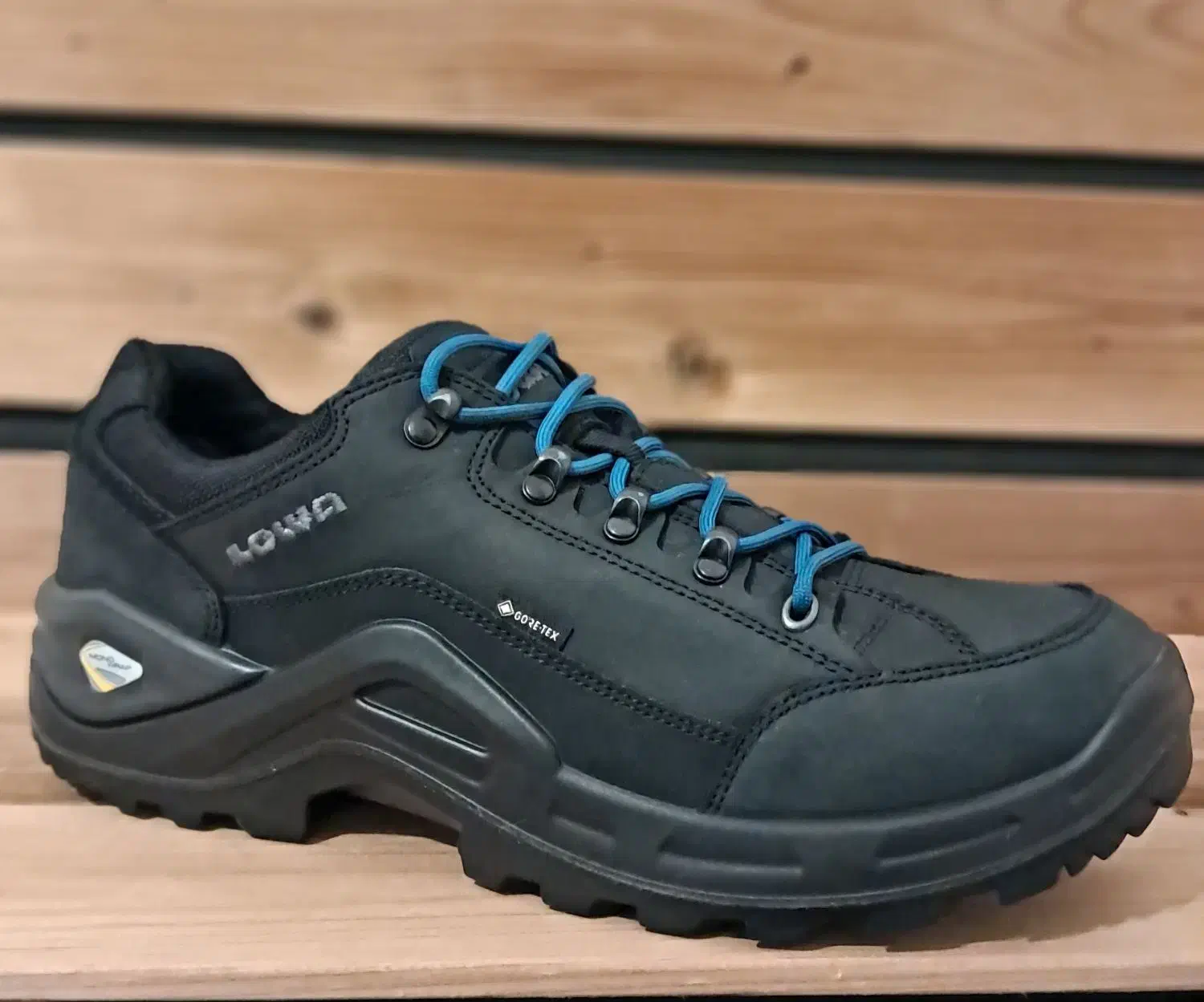 کتونی کوهنوردی و طبیعت گردی اورجینال لوا سایز ۴۴|کوهنوردی و کمپینگ|تهران, تجریش|دیوار