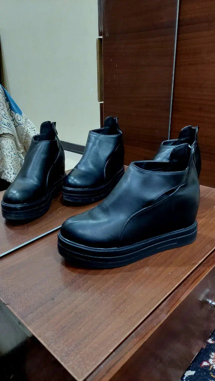 تعدادی کفش مجلسی ، نیم بوت ، صندل ، اسپرت|کیف، کفش، کمربند|شیراز, بعثت|دیوار