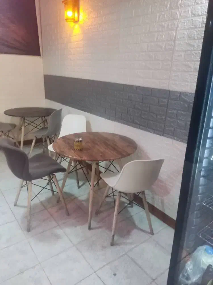 میز و صندلی جهت کافه یا آشپزخانه منزل|میز و صندلی غذاخوری|سیرجان, |دیوار