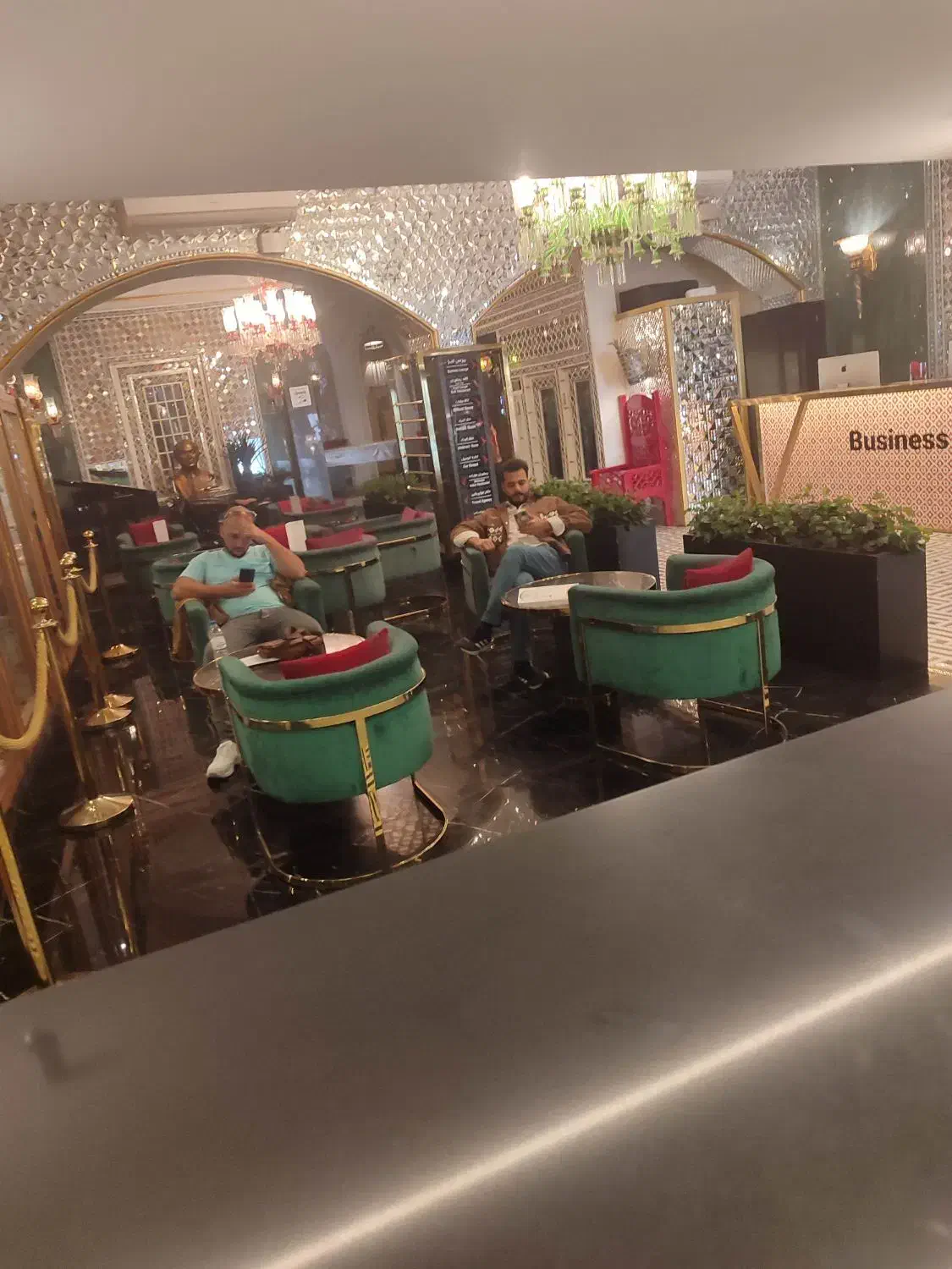 نگهبانی ( بل بوی) جهت هتل|استخدام خدمات فروشگاه و رستوران|تهران, میدان ولیعصر|دیوار