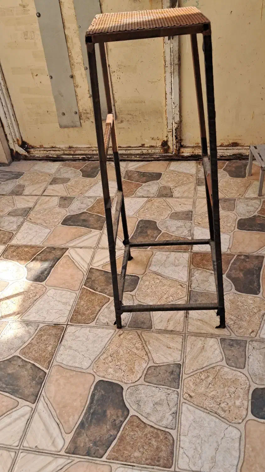 چهارپایه فلزی|صندلی و نیمکت|رامهرمز, |دیوار