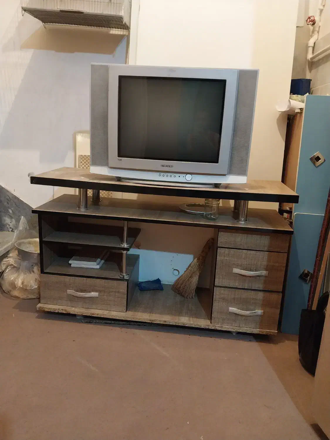 یک‌عدو‌تلویزیون‌سالم‌سالم|تلویزیون و پروژکتور|هشترود, |دیوار