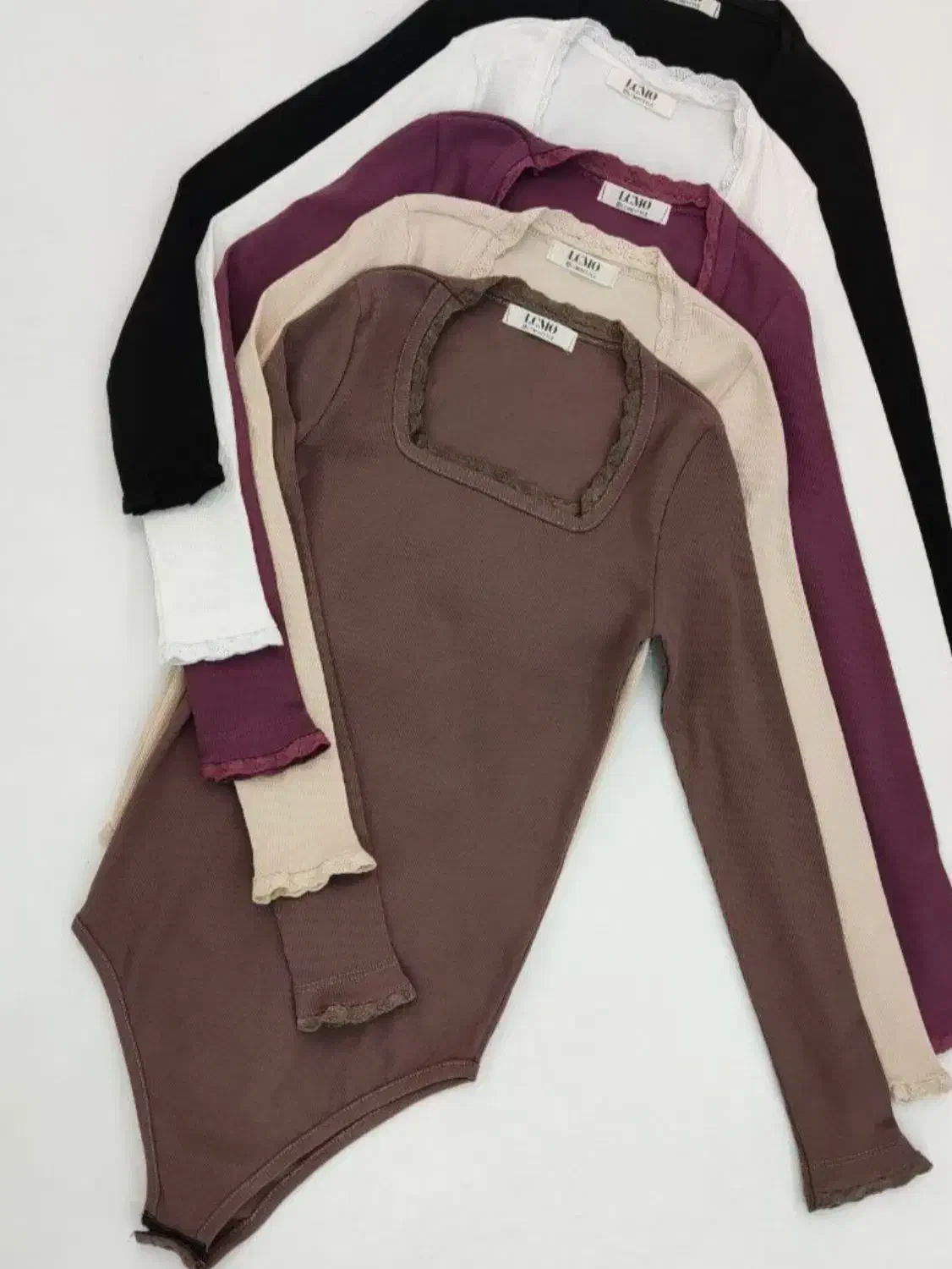 بلوز و کراپ|لباس|رباط‌کریم, رباط‌کریم|دیوار