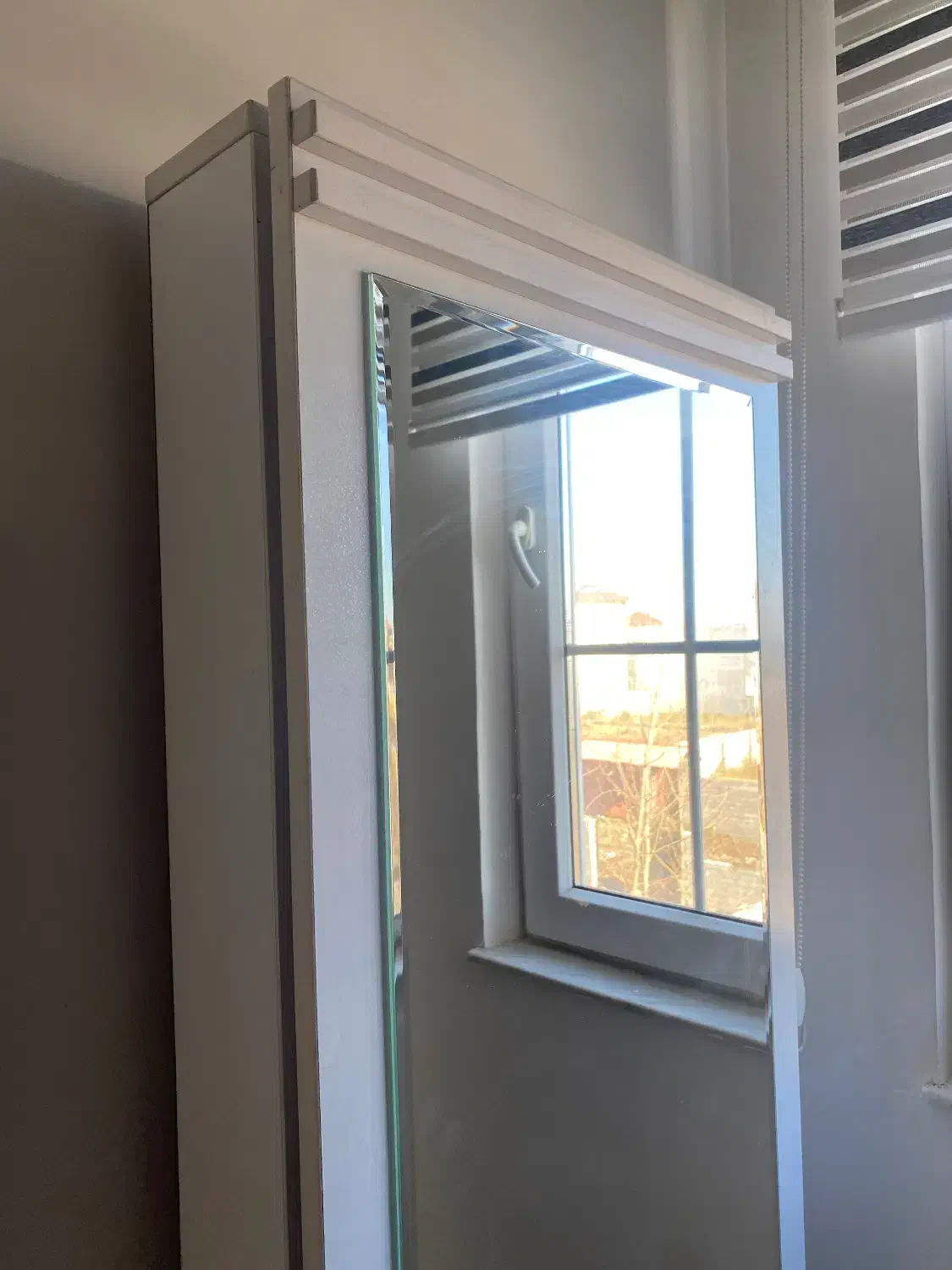 اینه قدی|آینه|لاهیجان, قیام|دیوار