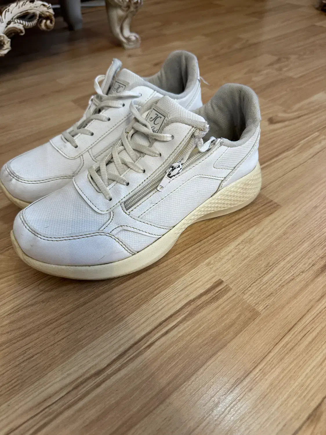 کتونی و کالج|کیف، کفش، کمربند|اندیشه, اندیشه فاز ۳|دیوار