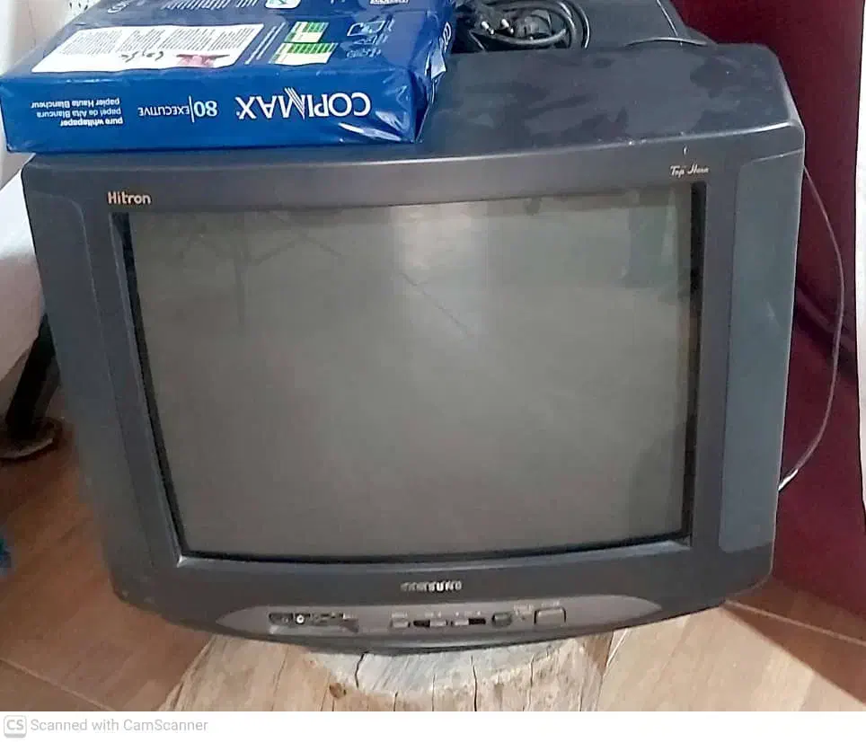 صندلی زیبا و تلوزیون قدیمی|کلکسیون اشیاء عتیقه|یاسوج, |دیوار