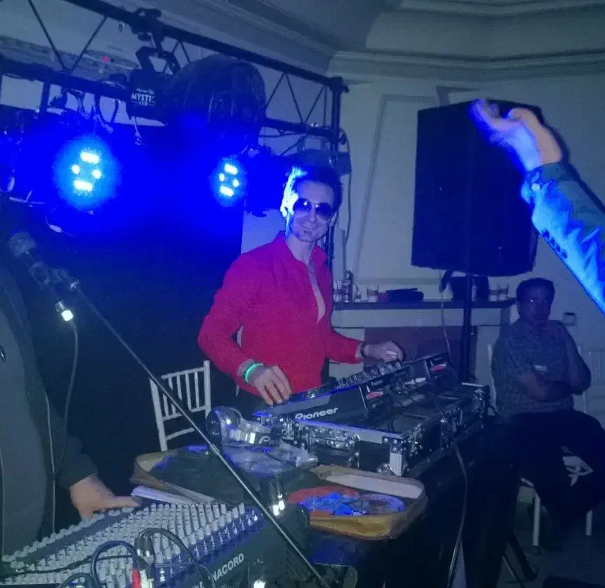 دی جی نورپردازی با شومن حرفه ای و آرشیو کامل ترانه|خدمات پذیرایی، مراسم|تهران, دهکده المپیک|دیوار