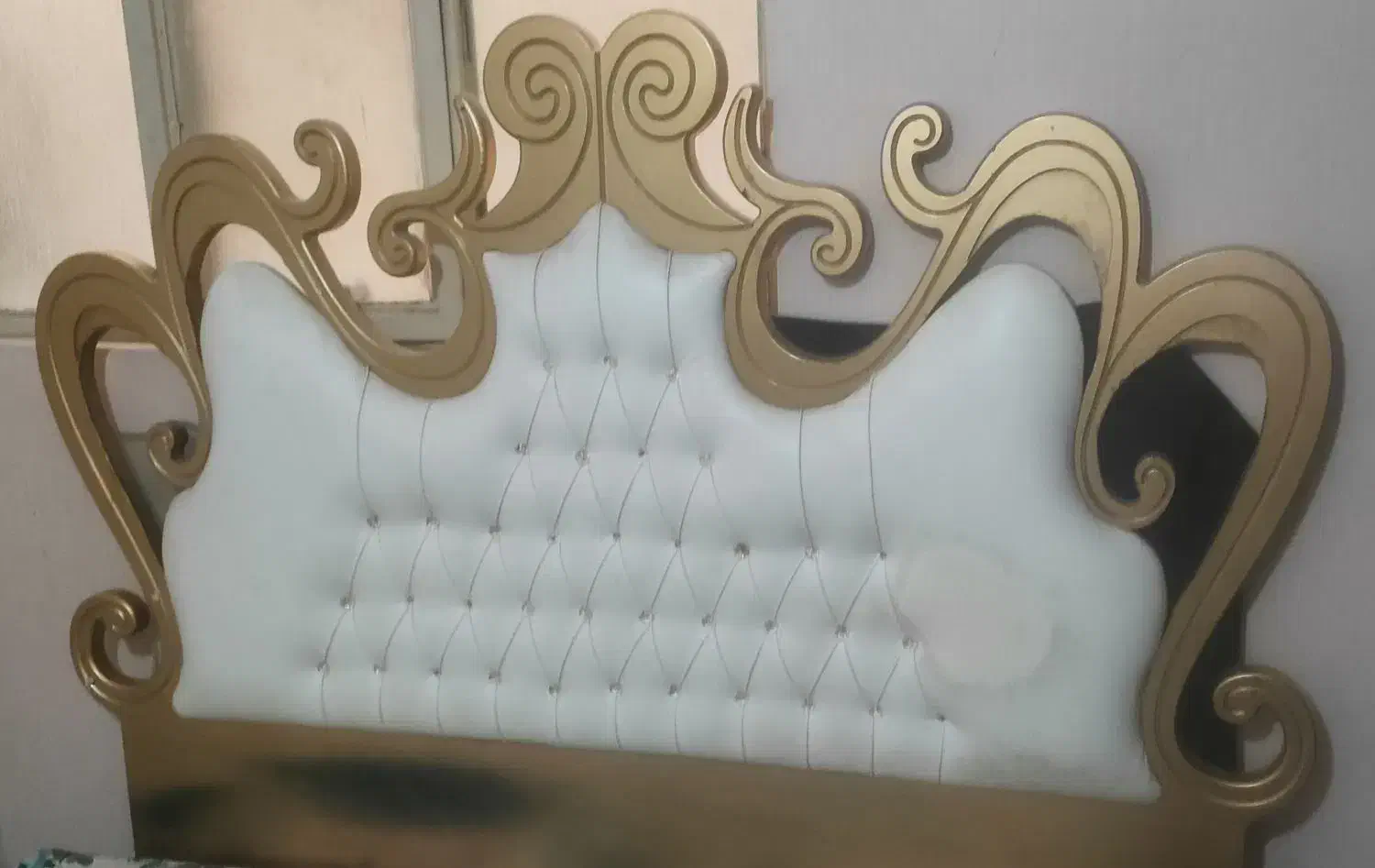 تاج تخت به همراه سایر قطعات|تخت و سرویس خواب|شیراز, زند|دیوار