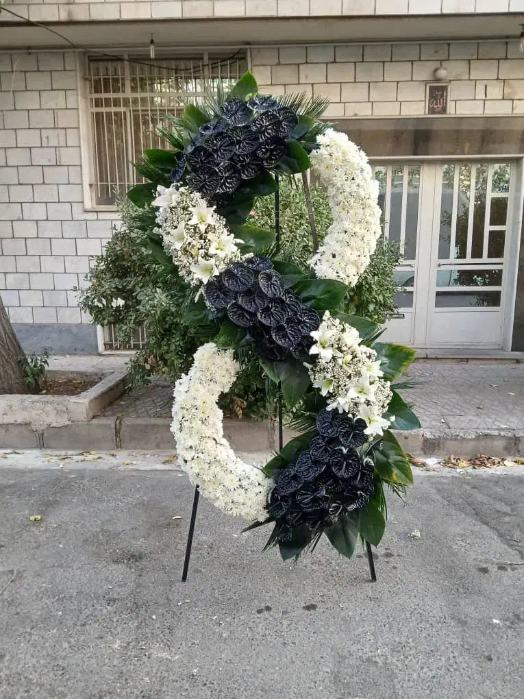 تاج گل دسته گل طبیعی ترحیمی پایه فلزی چوبی مراسم|گل و گیاه طبیعی|تهران, جنتآباد مرکزی|دیوار