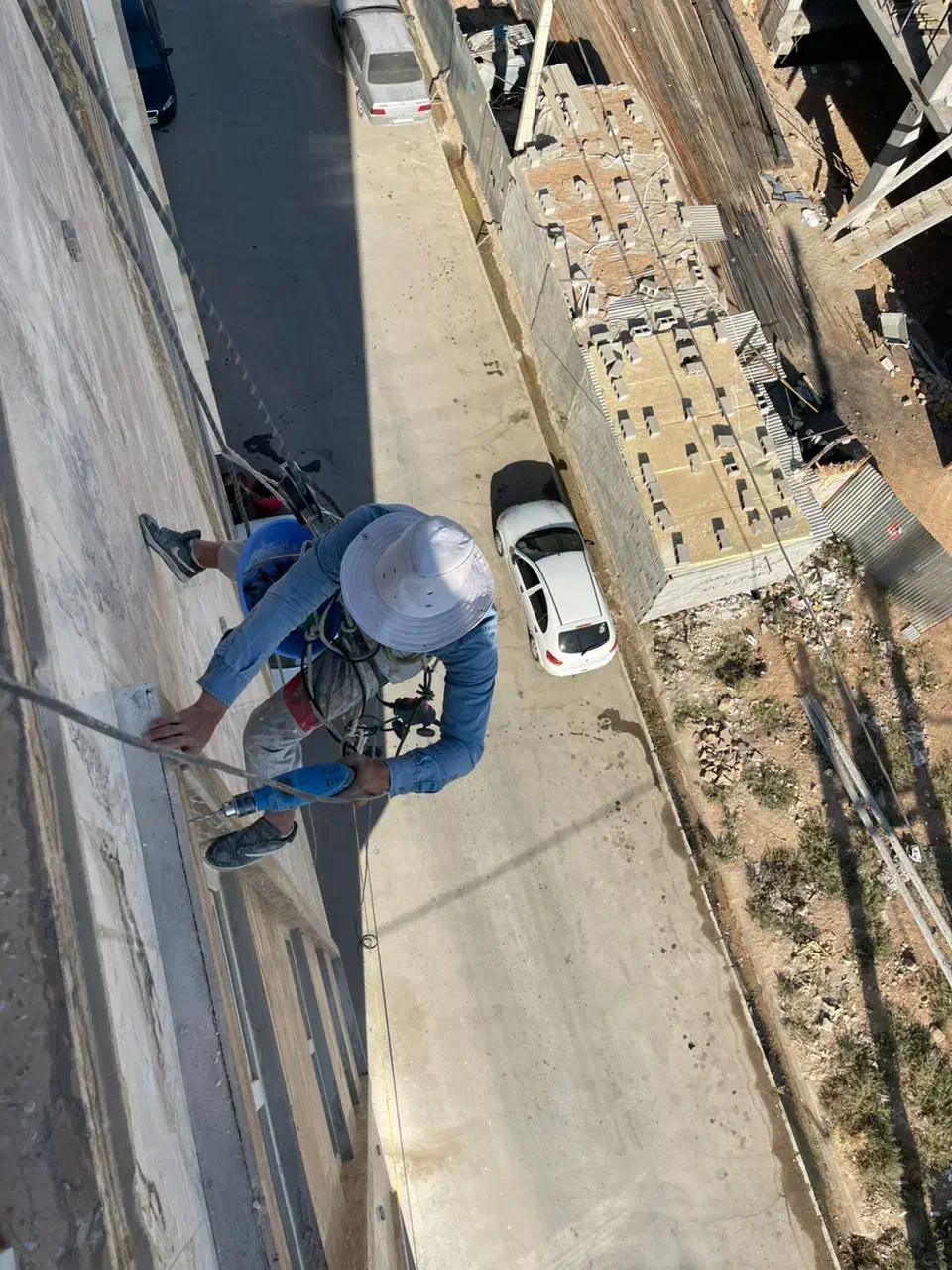 کاردرارتفاع بدون بستن داربست شستشو نما پیچ رولپلاک|خدمات پیشه و مهارت|بندر کنگان, |دیوار