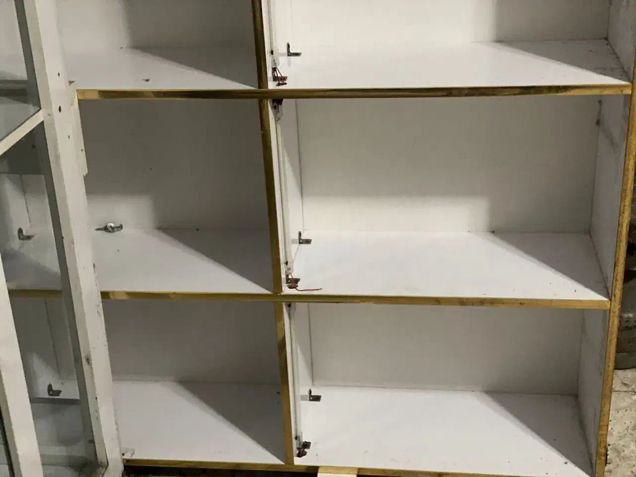 دکور و قفسه و ویترین شیشه ای|فروشگاه و مغازه|رشت, پیرکلاچای|دیوار