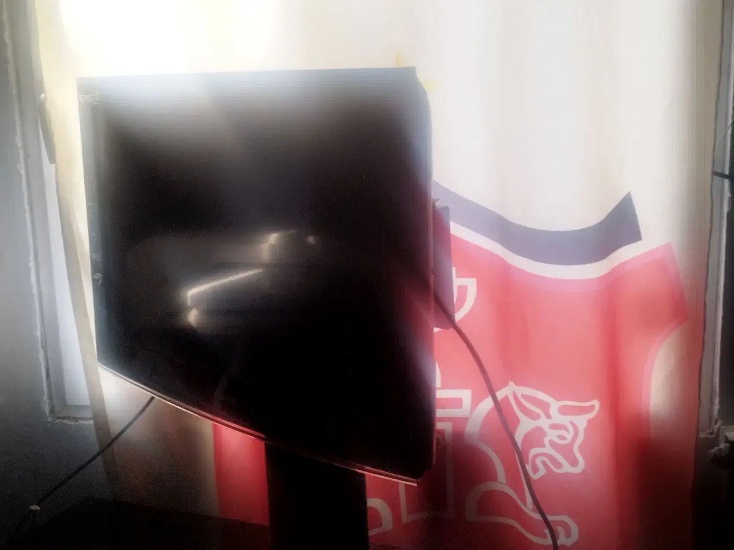 تلوزیون سامسونگ ۳۲ اینچ کاملاً سالم بهمراه میز|تلویزیون و پروژکتور|چهارباغ, |دیوار