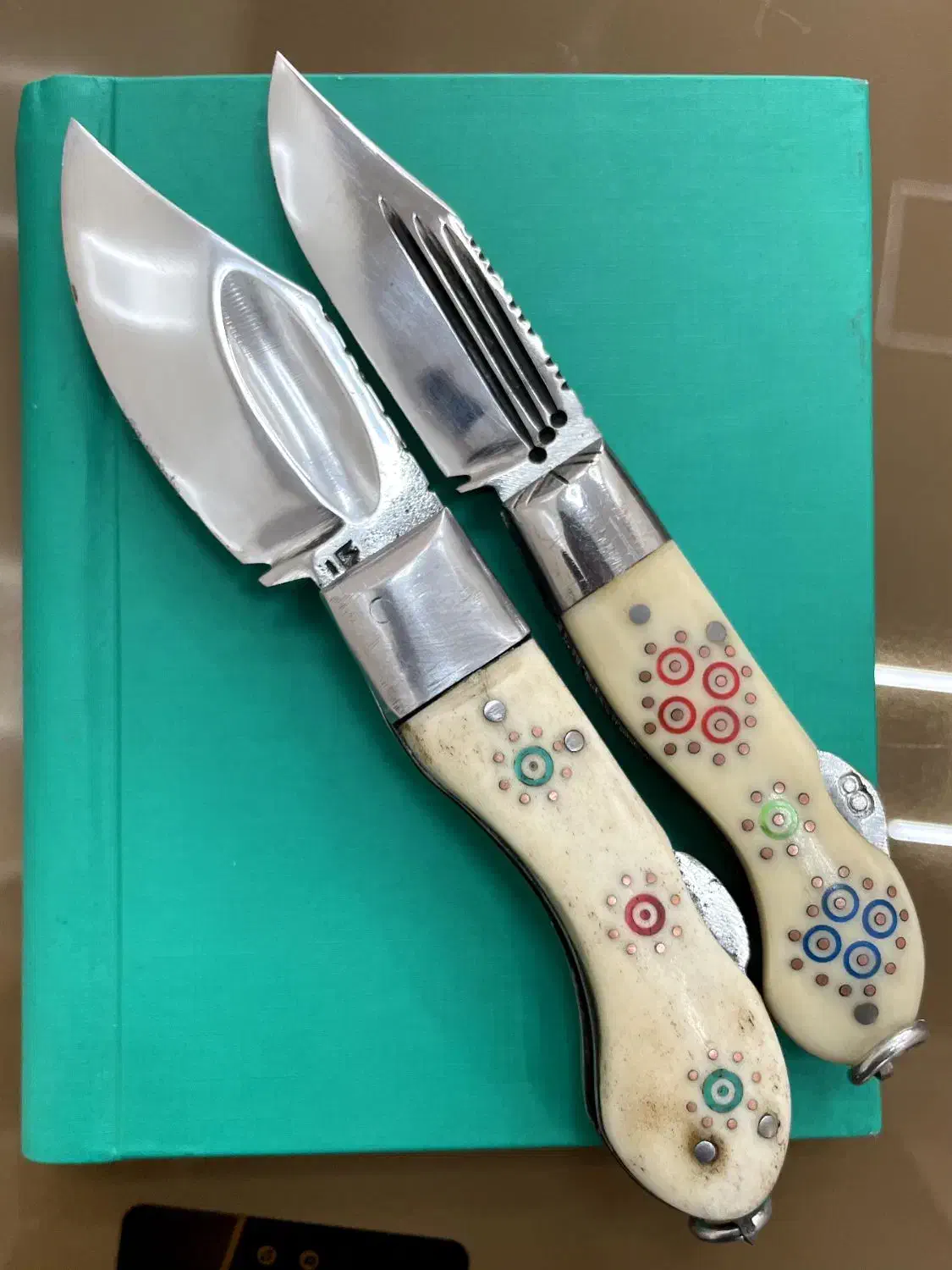 یک جفت چاقوی بابا|کلکسیون اشیاء عتیقه|مراغه, |دیوار