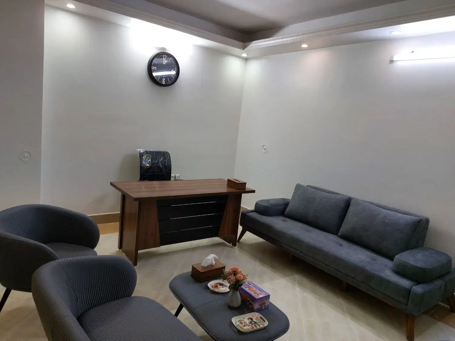 اجاره ساعتی اتاق مشاوره وتدریس خصوصی حداقل۲۰۰|اجارهٔ دفتر کار، اتاق اداری، مطب|قم, زنبیل آباد|دیوار