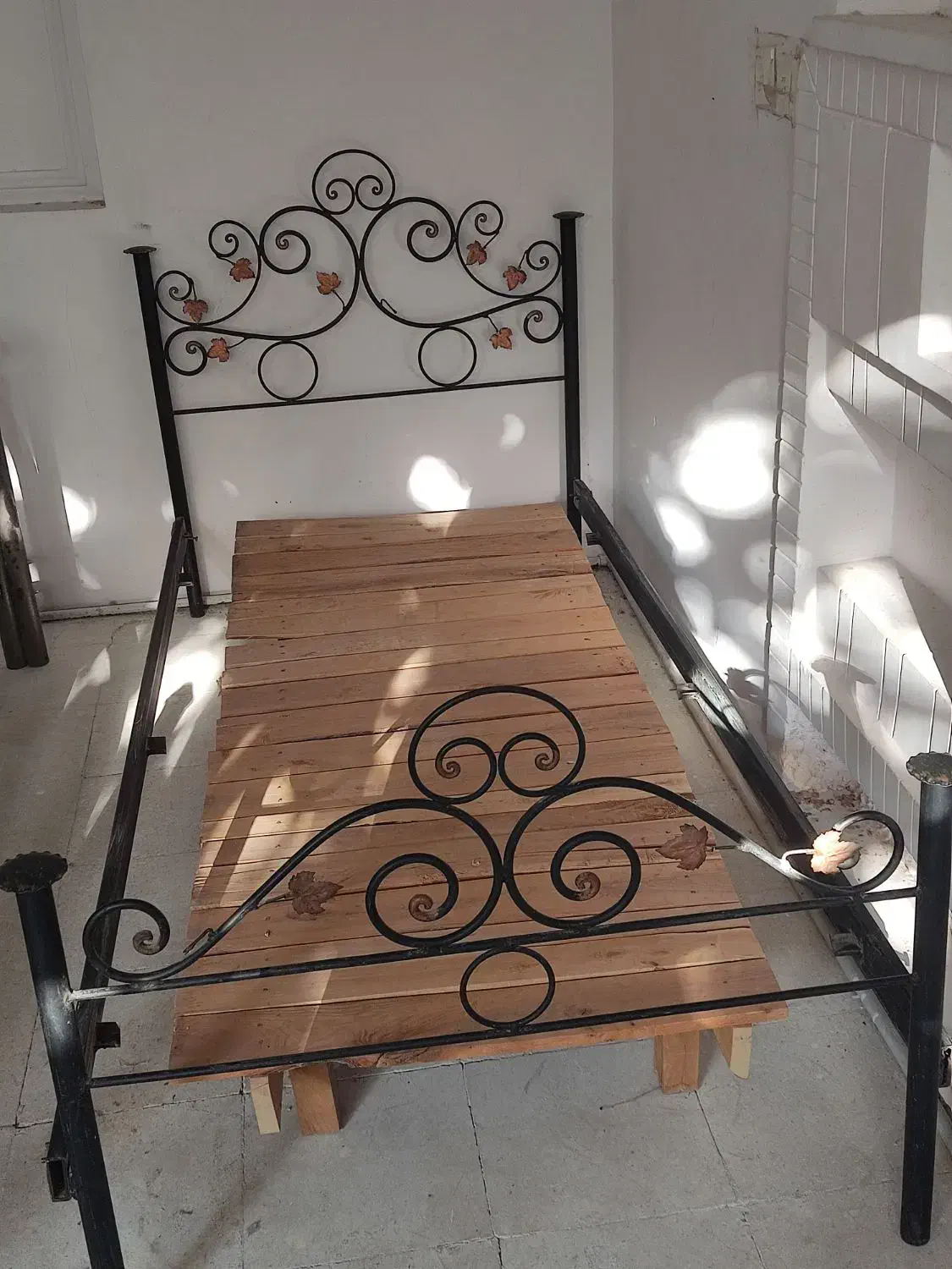 تخت اهنی با پاتختی|تخت و سرویس خواب|شیراز, گود خزینه|دیوار