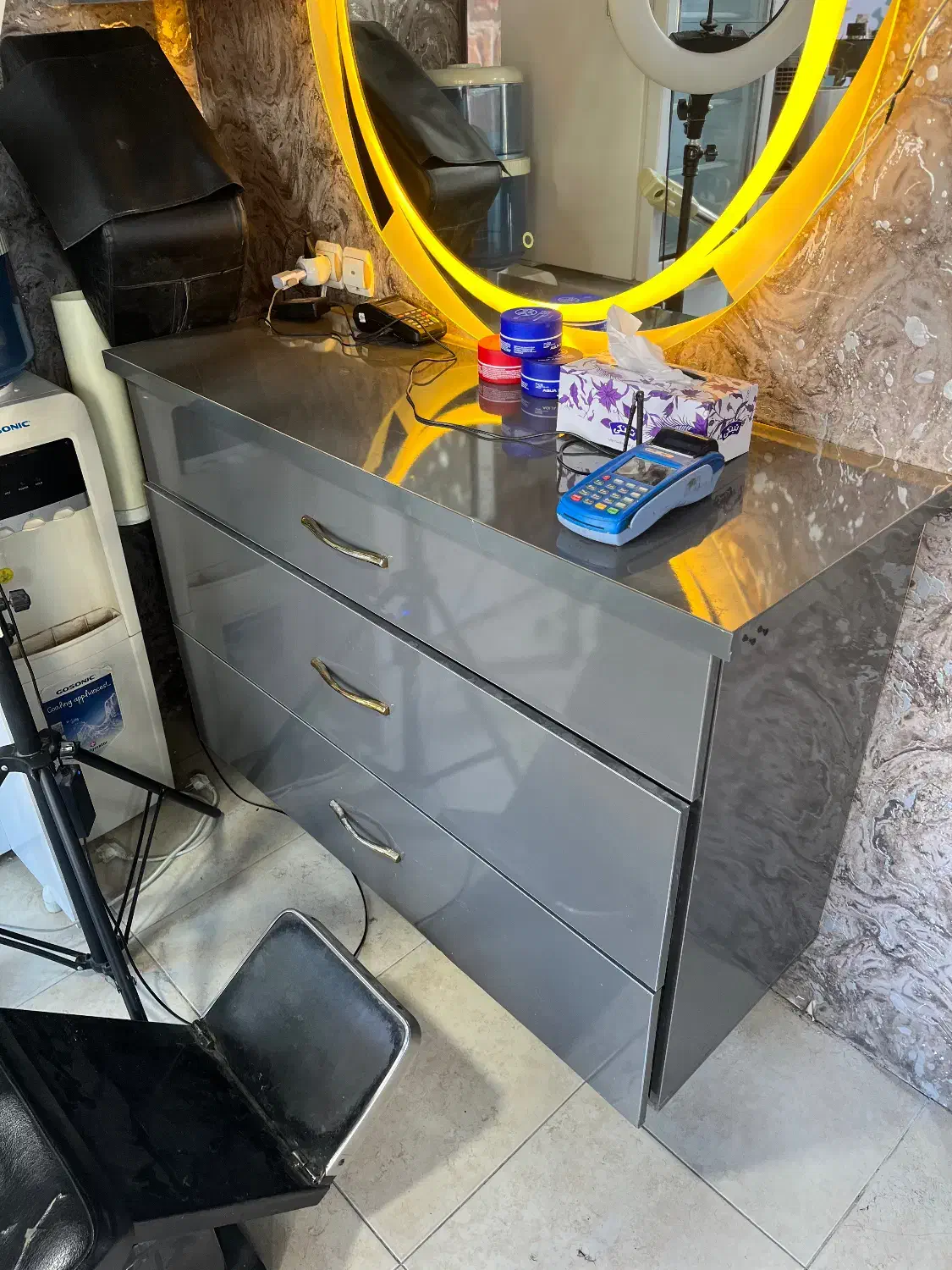 میز کار سه طبقه آرایشگری|آرایشگاه و سالن‌های زیبایی|کرمانشاه, |دیوار