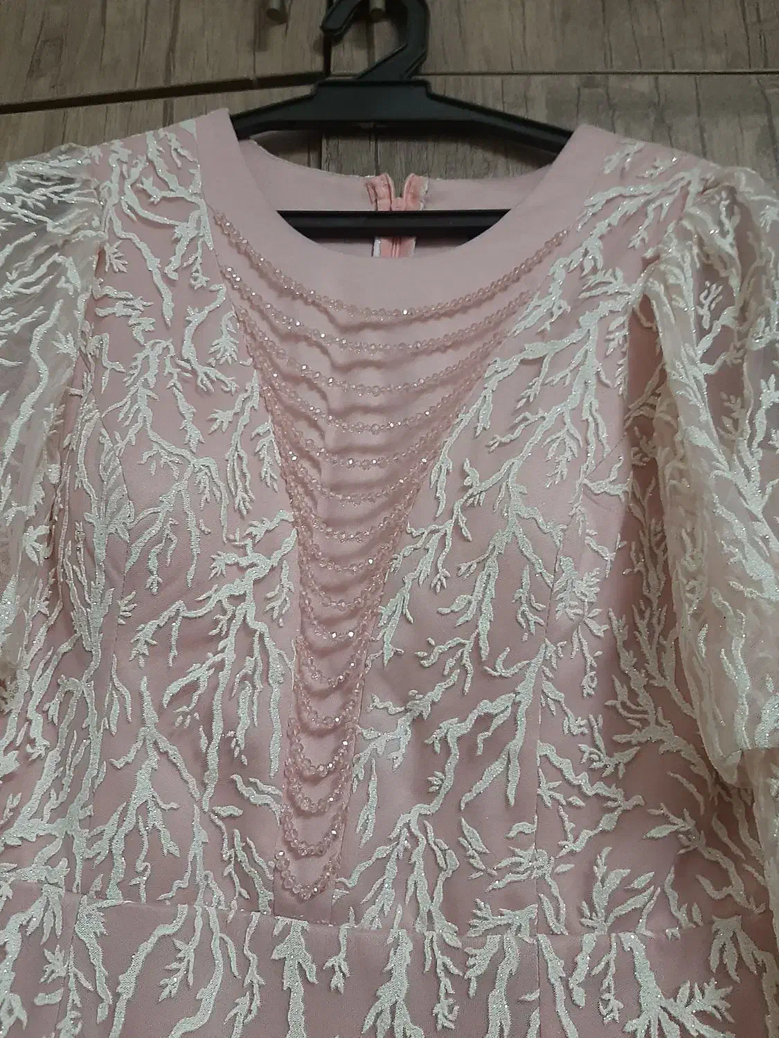 لباس مجلسی|لباس|ری, علایین|دیوار